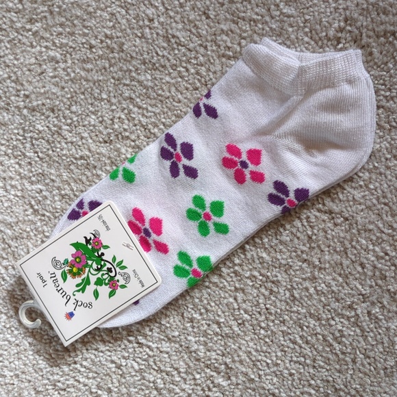 Sock Bureau White Ankle Socks with Flower Print - Picture 1 of 4